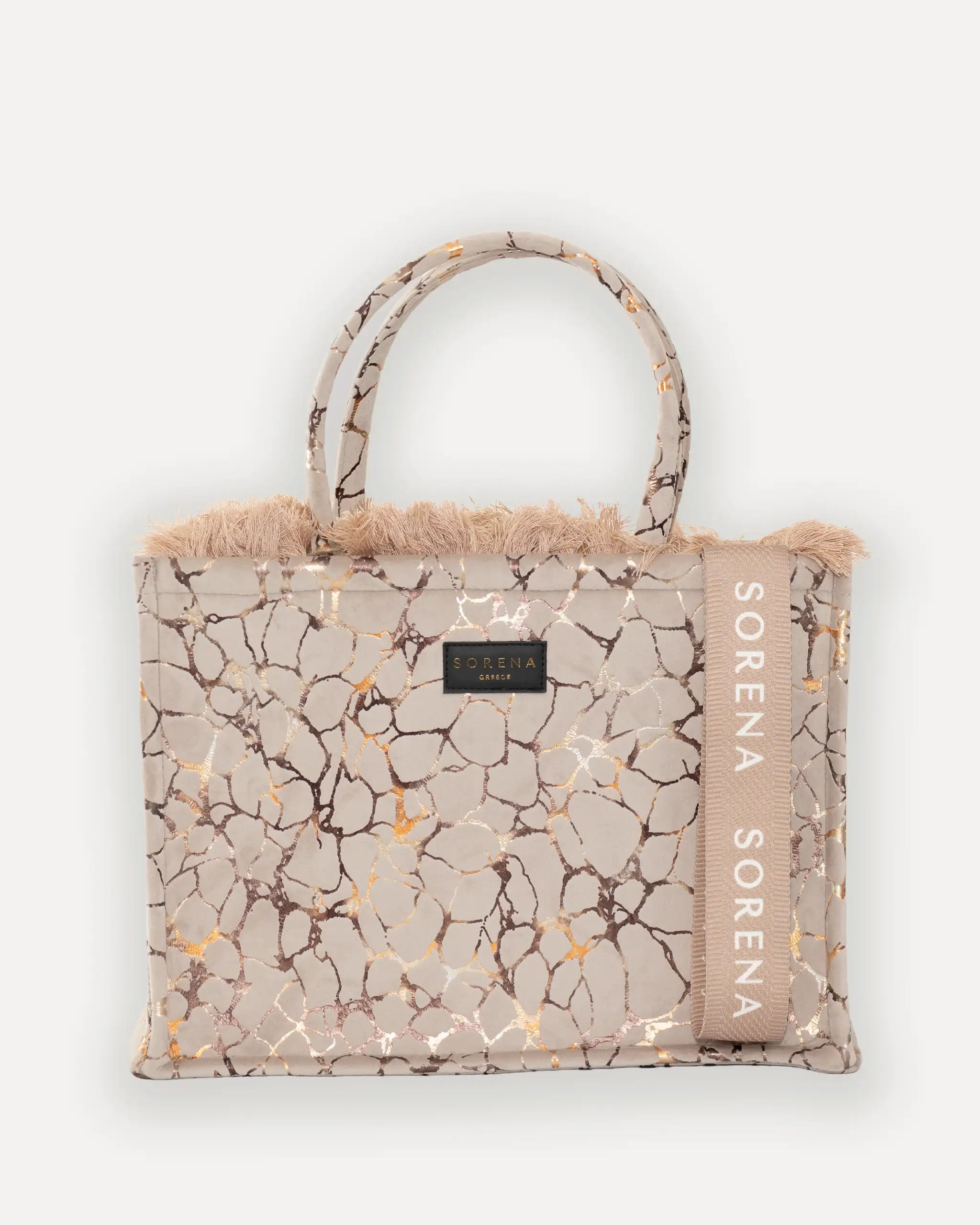 Frontansicht der Sorena Greece Large Tote Bag – marmoriertes Muster in warmen Tönen, Fransen, Label und vertikales Branding sichtbar, hochwertige shopper tasche damen schweiz mit Designfokus.