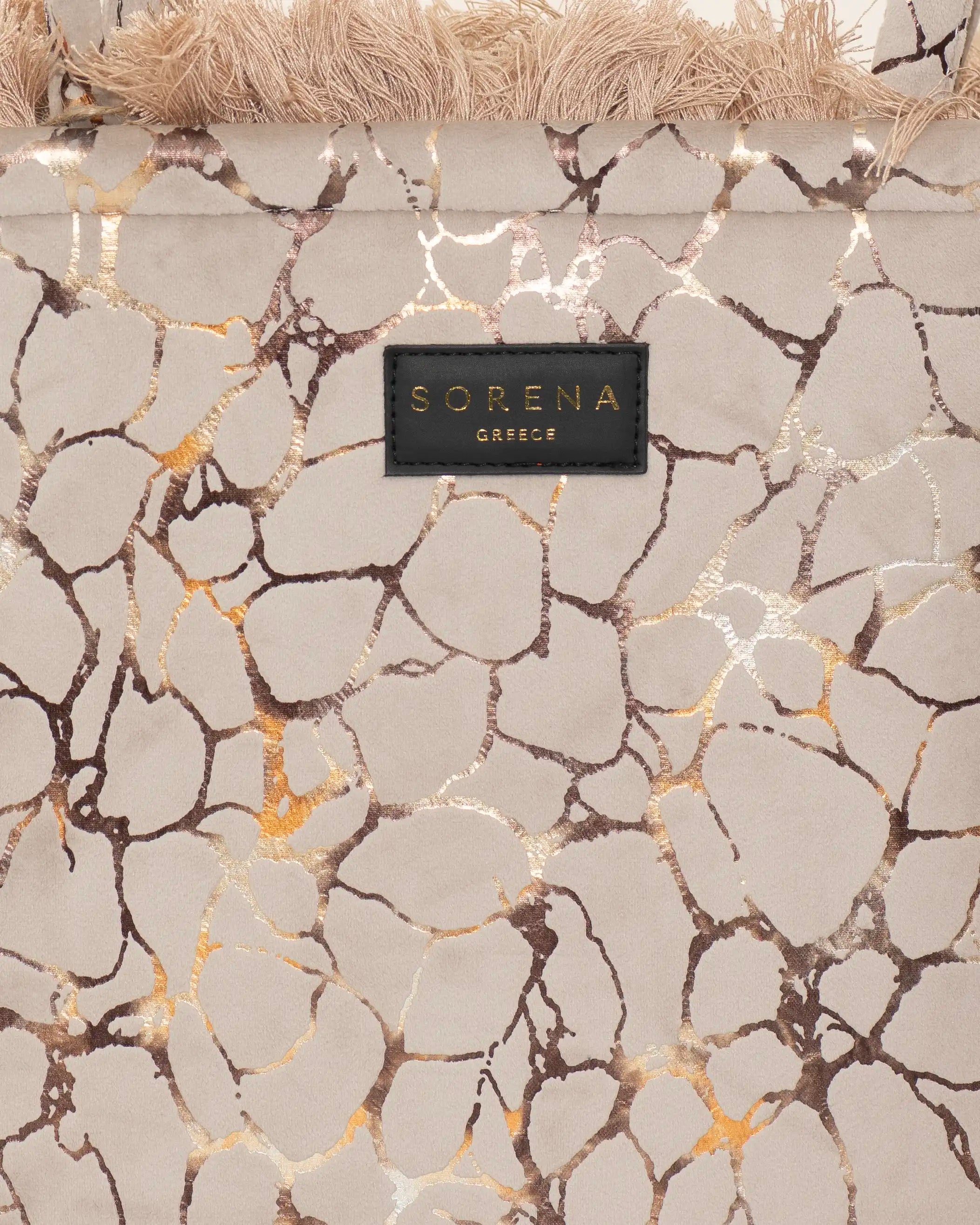 Detailansicht der Sorena Greece Large Tote Bag – strukturierte Oberfläche mit gold-beiger Textur, Label „SORENA CARES“, vertikales Band mit Branding, perfekte tote bag für Business & Freizeit, tasche mit swiss trust und garantie.