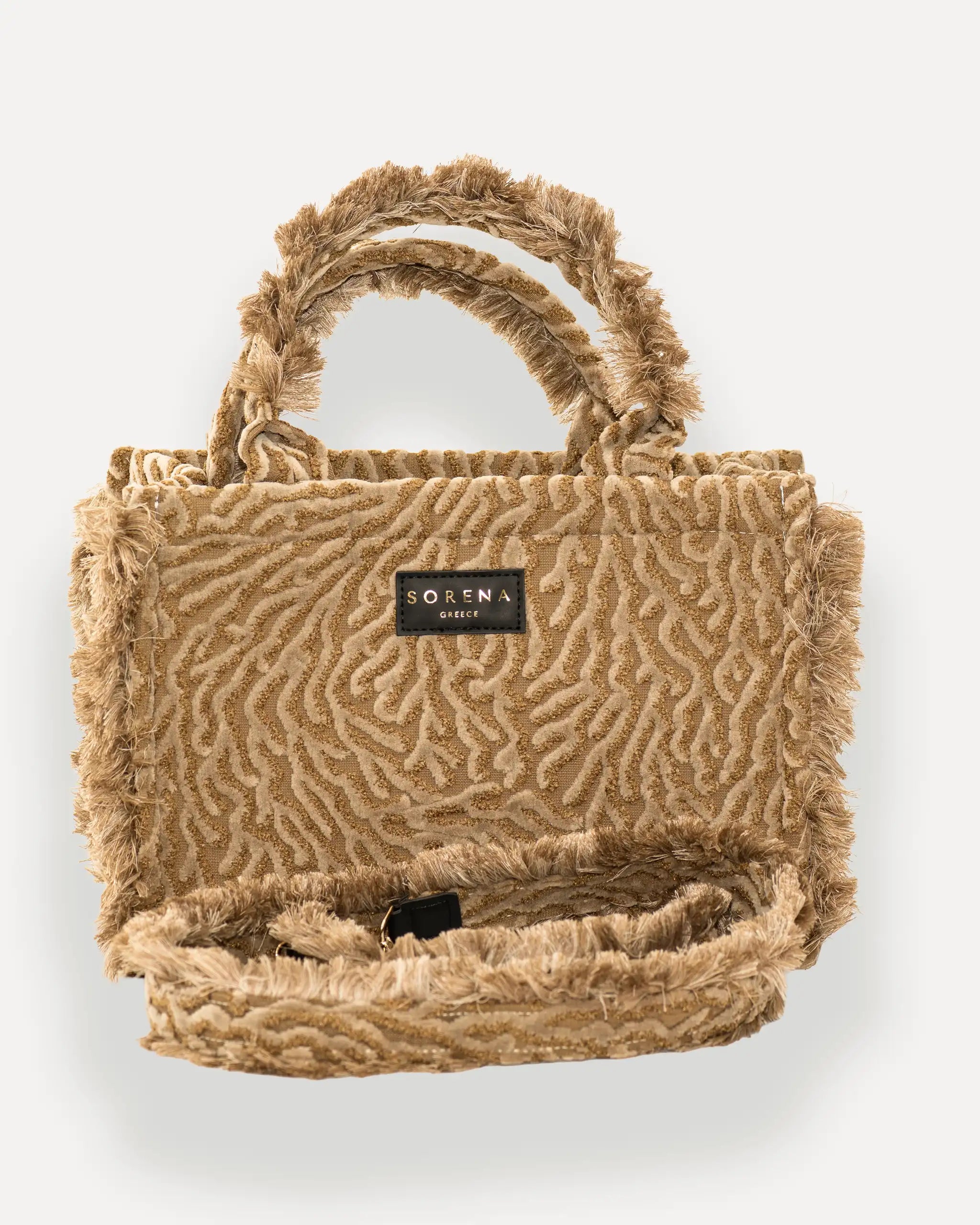 Frontalansicht der SORENA tote bag mit Logo und Fransen – grosse vegane tasche für Damen, ideal als shopper bag für Alltag, Reisen und Büro. Nachhaltig, stilvoll, sofort lieferbar.