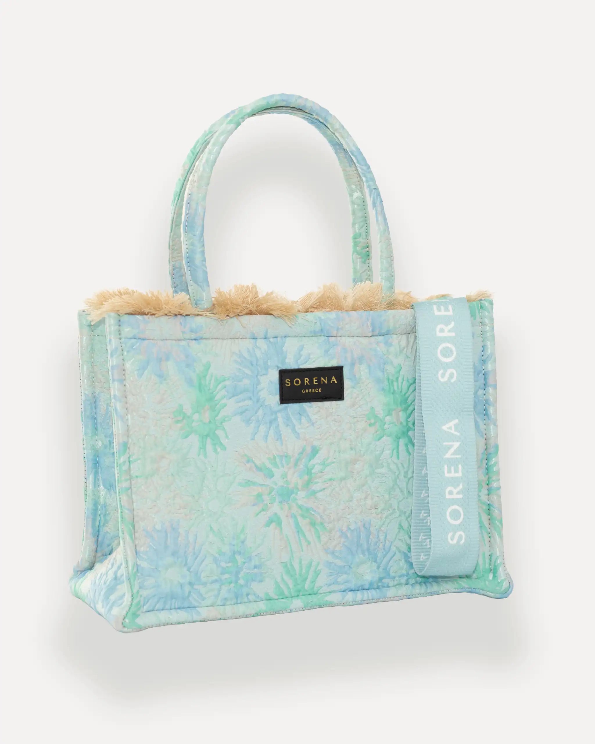 Female Model mit Sorena Greece Tote Bag rechtsseitig getragen – moderne shopper tasche mit floralen Prints und Branding, perfekte handtasche für stilbewusste Frauen, limitierte designer bags schweiz.