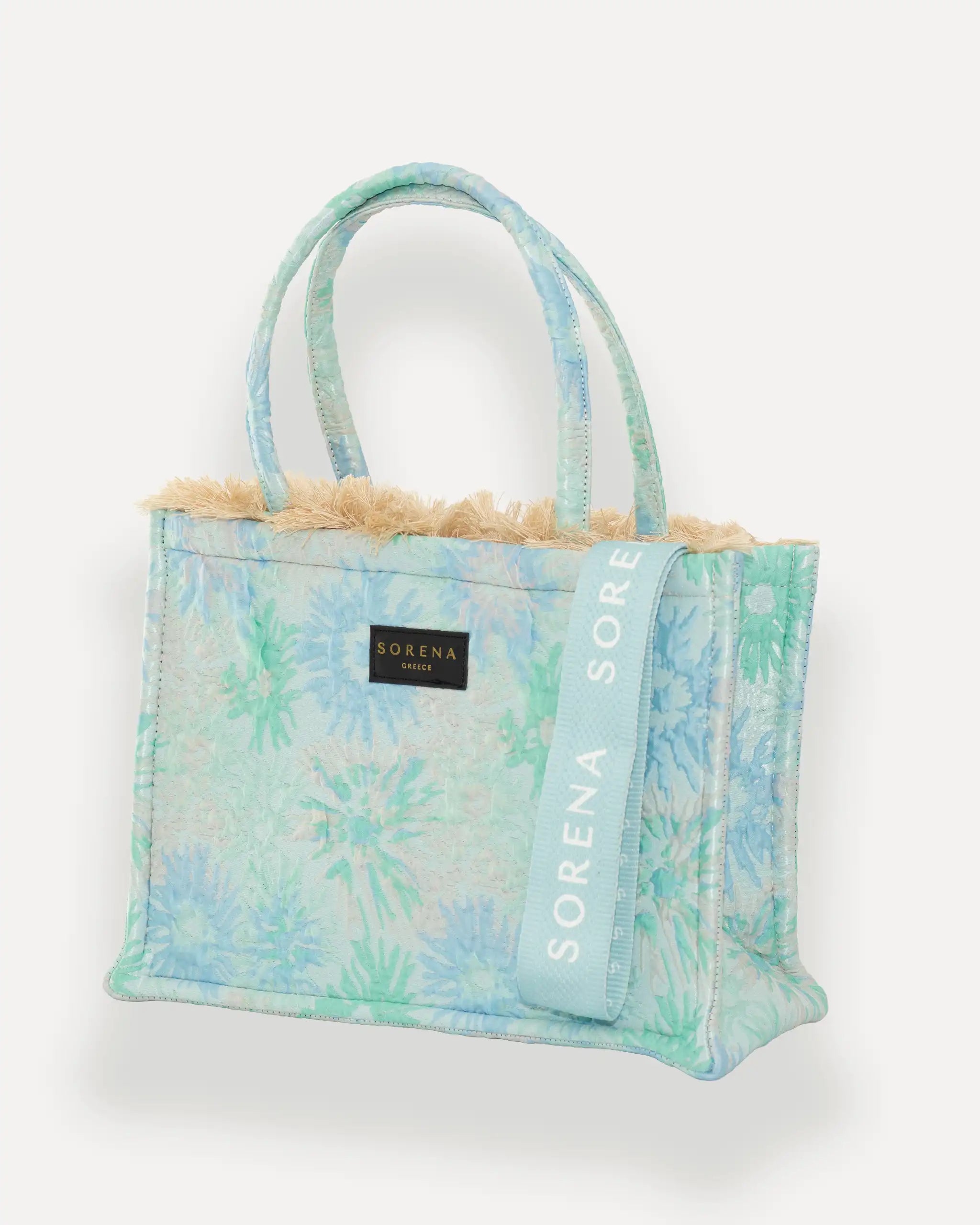 Sorena Greece Medium Tote Bag linksseitig getragen – elegante tote bag mit flauschigem Rand und vertikalem „SORENA“-Band, ideal als shopper bag für City-Looks, teddy optik tasche für herbst looks.