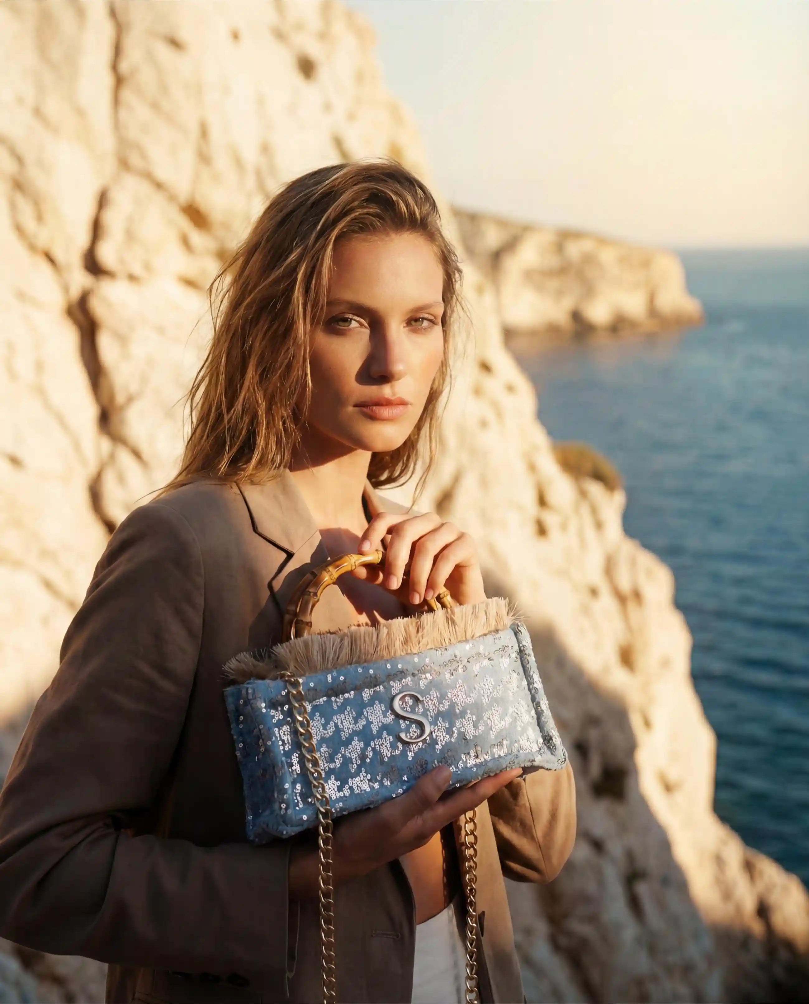 Sorena Greece Tritiani Mini Bamboo Tote Bag mit Model am Meer, Frontansicht Pailletten Silber Bambusgriff honigfarben miniTote Bag handgefertigt