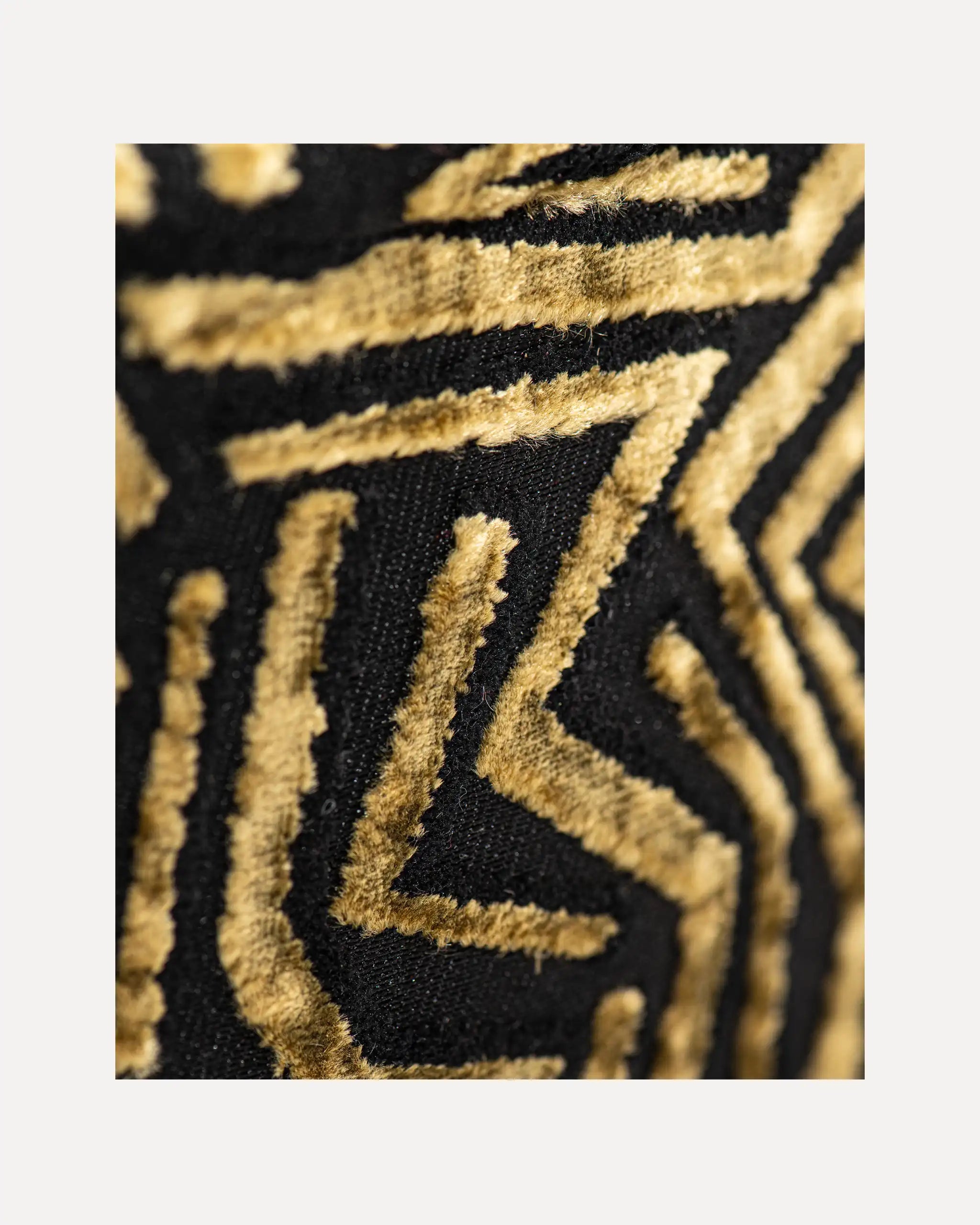 Detailansicht der Sorena Greece Mini Bag – hochwertige Verarbeitung, goldene Kette, Label „SORENA GREECE“, perfekte kleine handtasche für stilbewusste Frauen, mini tote bag handgemacht kaufen.