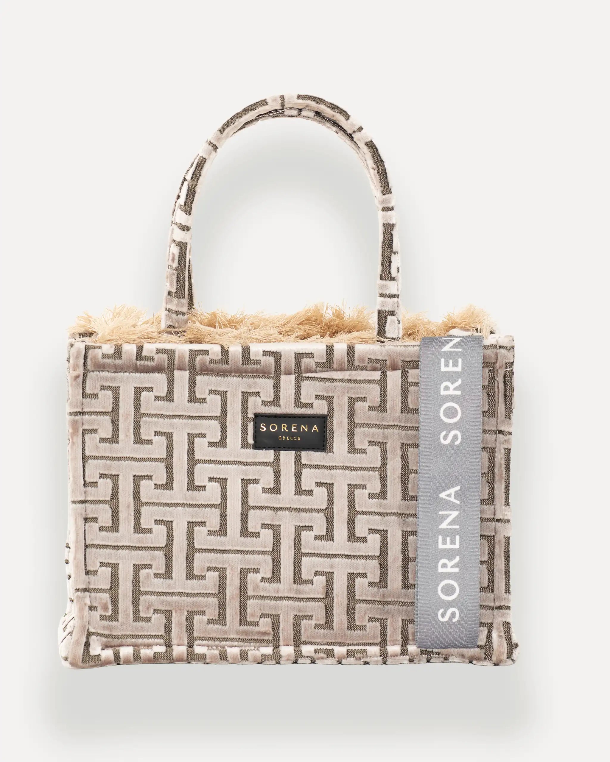 Frontansicht der Sorena Greece Medium Tote Bag – geometrisches Muster in Beige und Braun, flauschiger Rand, Label und vertikales Branding sichtbar, hochwertige shopper tasche damen schweiz für Winter-Looks.