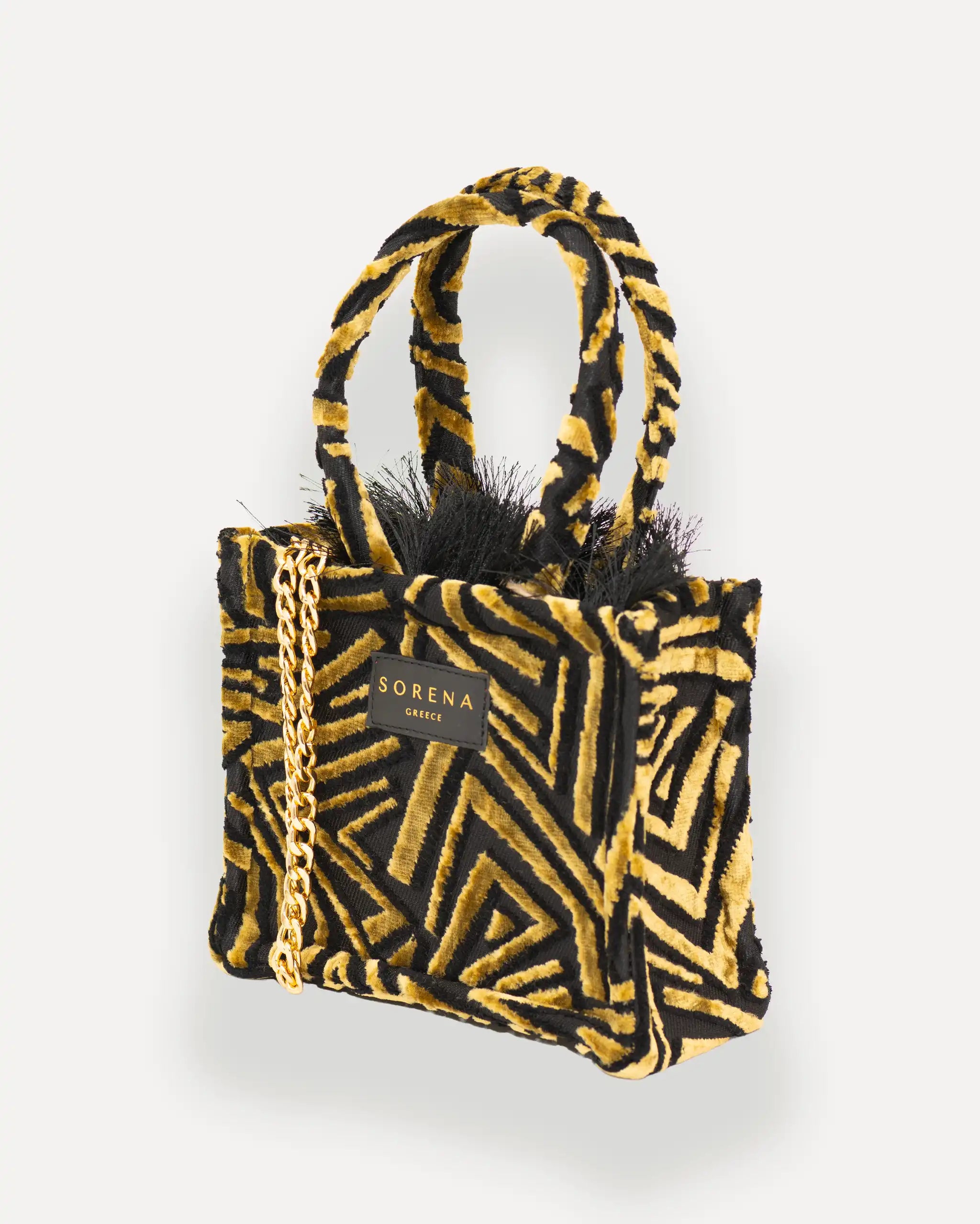 Sorena Greece Mini Tote Bag linksseitig getragen – kleine handtasche mit goldener Kette und Samtstruktur, ideal als mini bag für Damen, limitierte designer bags schweiz für City-Looks.